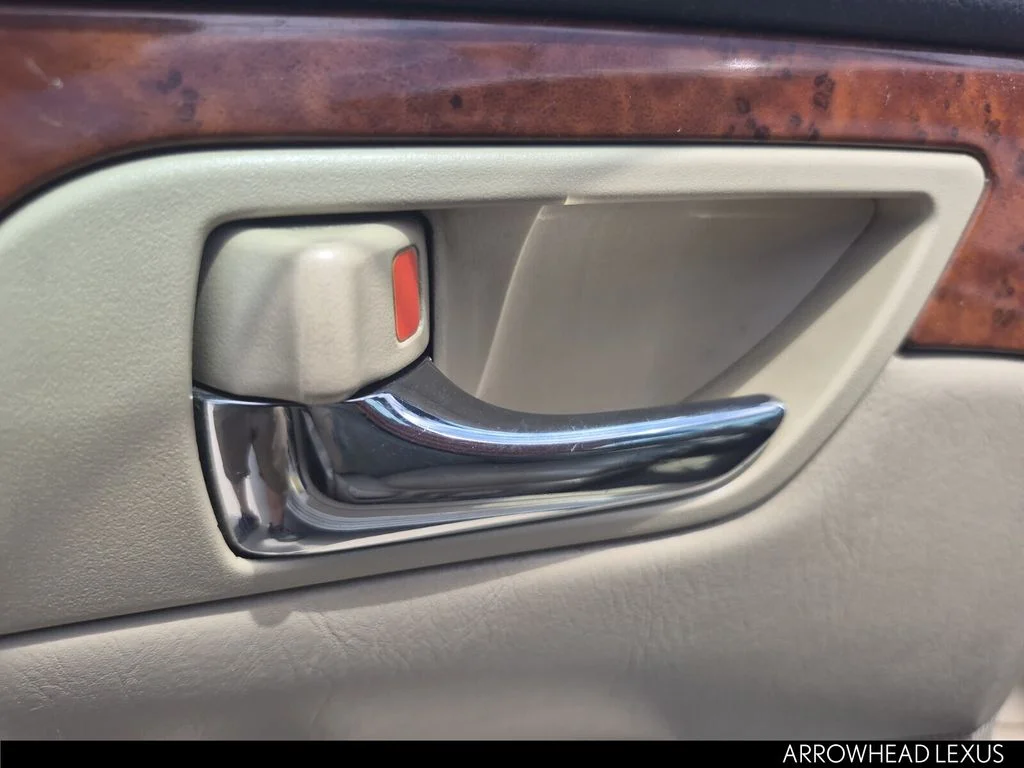 Used 2006 White Toyota SLE image 16