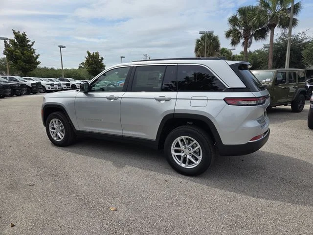 New 2026 Silver Zynith Exterior Paint Jeep Laredo image 9