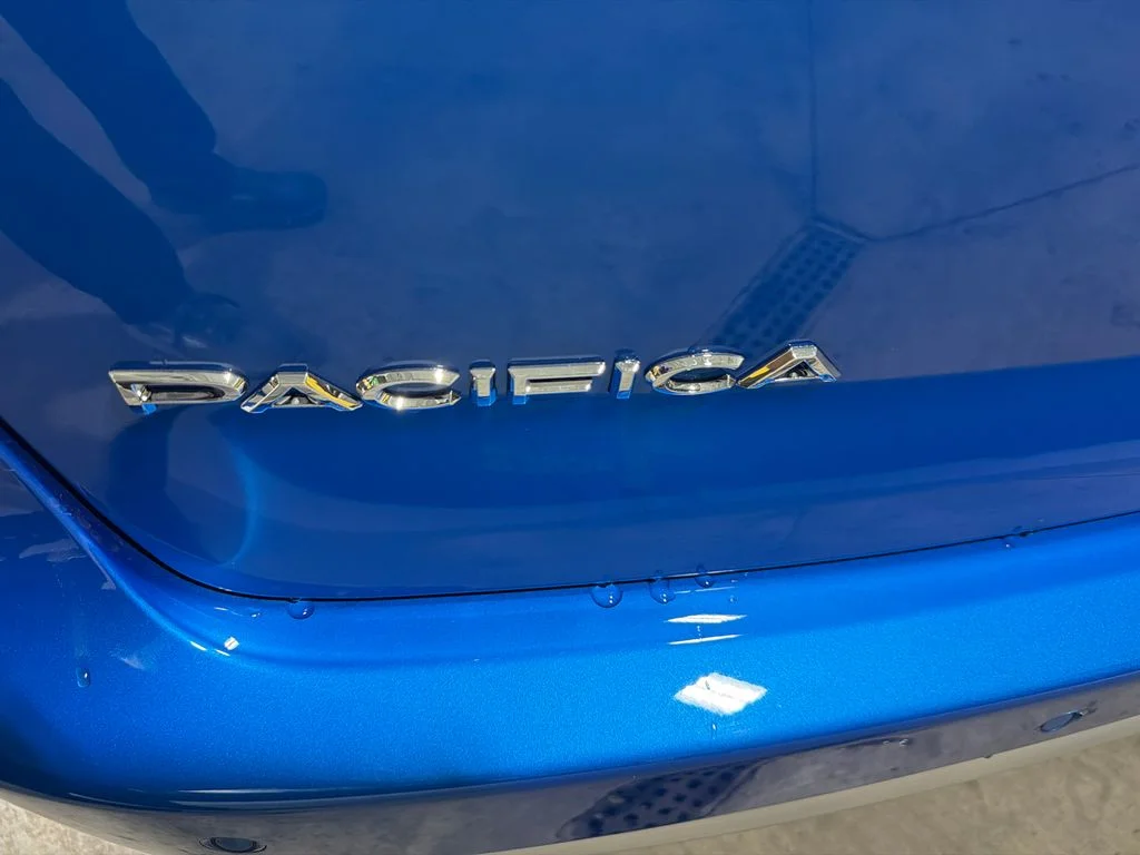New 2027 Hydro Blue Pearl-Coat Exterior Paint Chrysler Select image 8