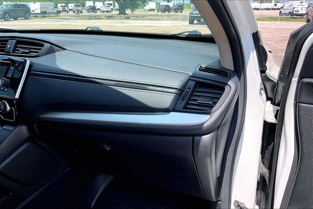 Used 2018  Honda LX image 23