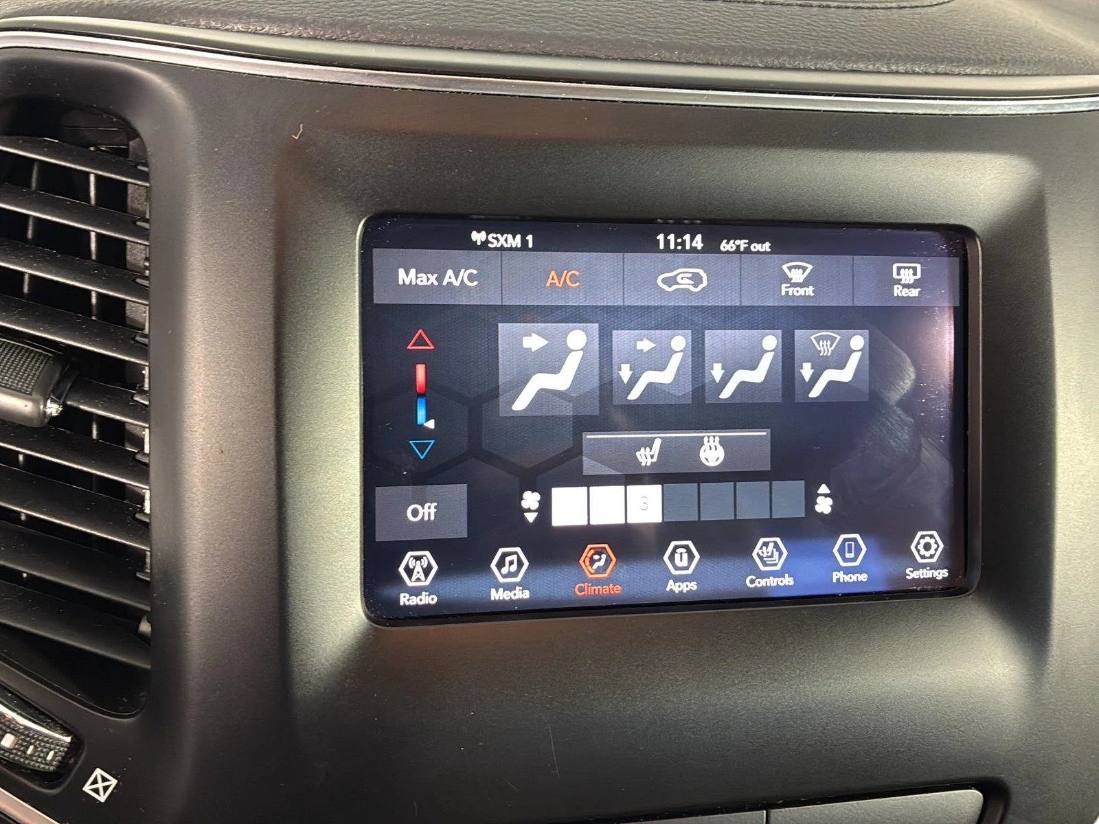 Used 2019 Bright White Clearcoat Jeep Latitude image 24