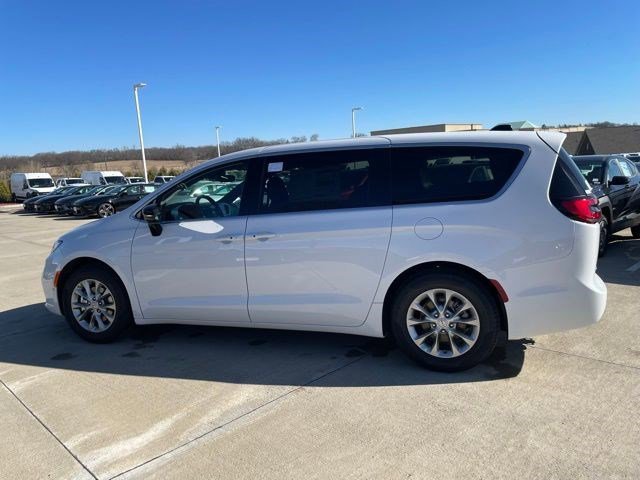 2026 Chrysler Pacifica Limited's photo