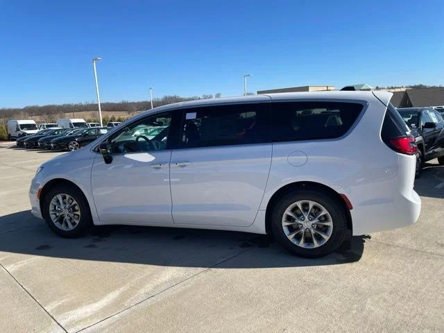 2026 Chrysler Pacifica Limited's photo