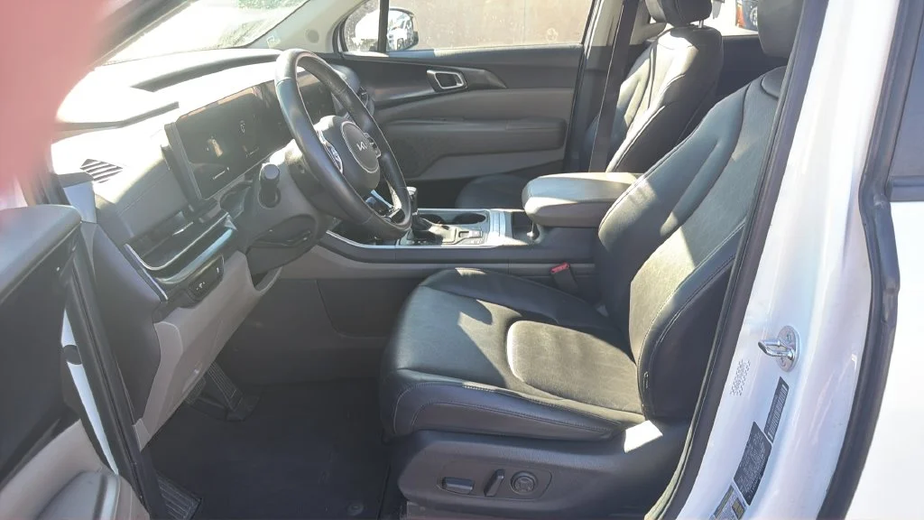 Used 2025 White Kia LXS image 14