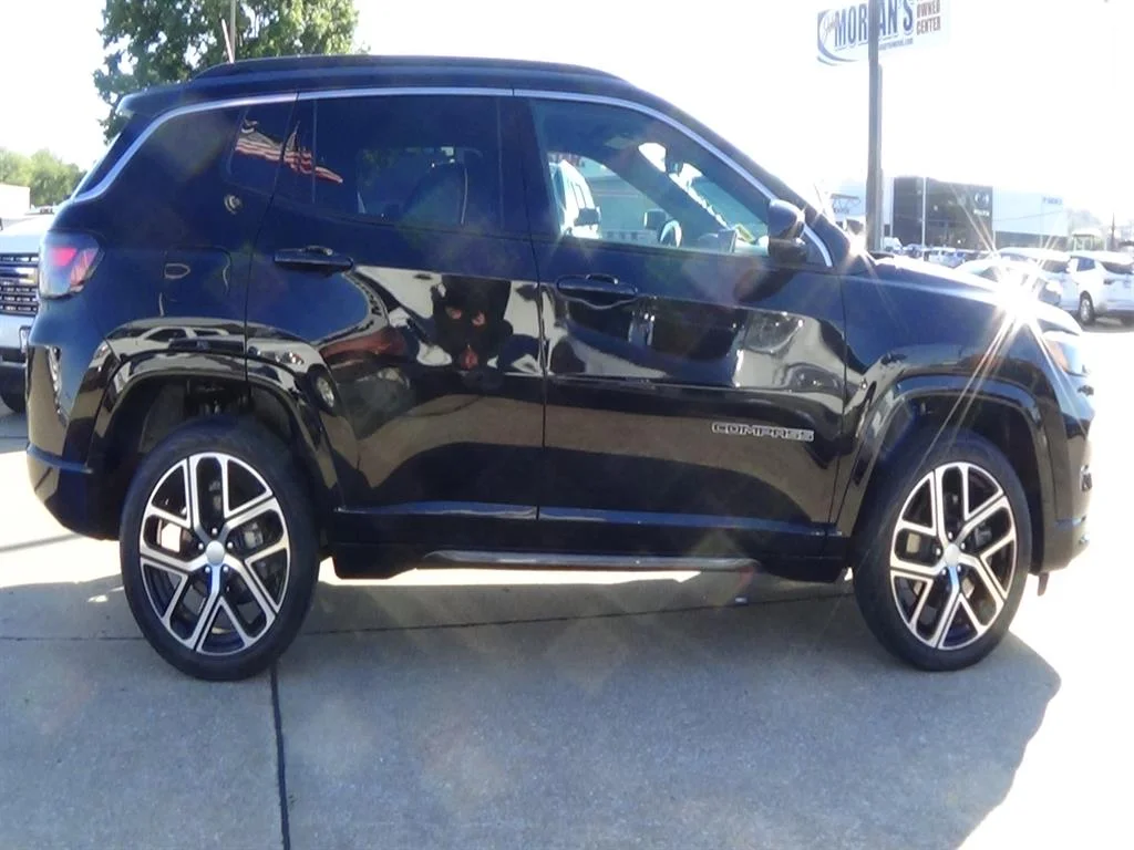 Used 2024 Diamond Black Crystal Pearl Coat (pxj) Jeep Limited image 5