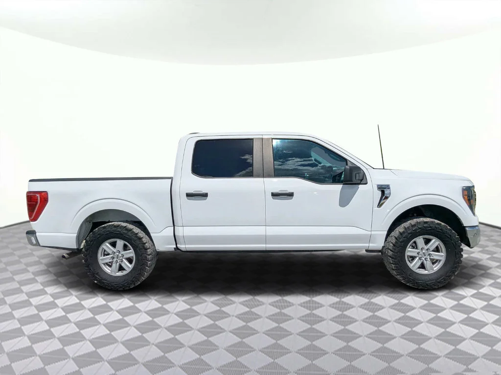 Used 2023 Oxford White Ford XLT image 3