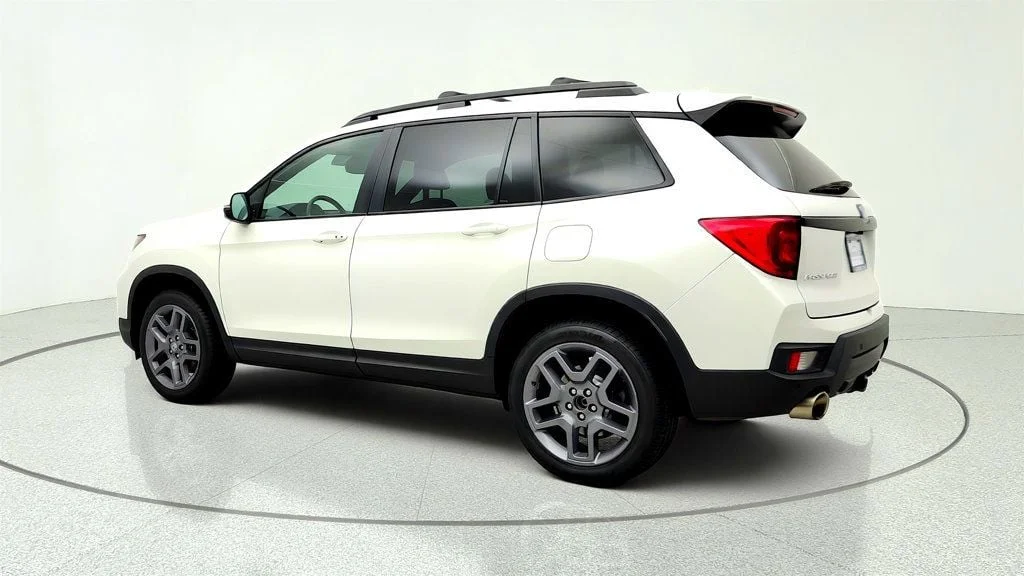 Used 2023 Platinum White Pearl Honda EX-L AWD image 7