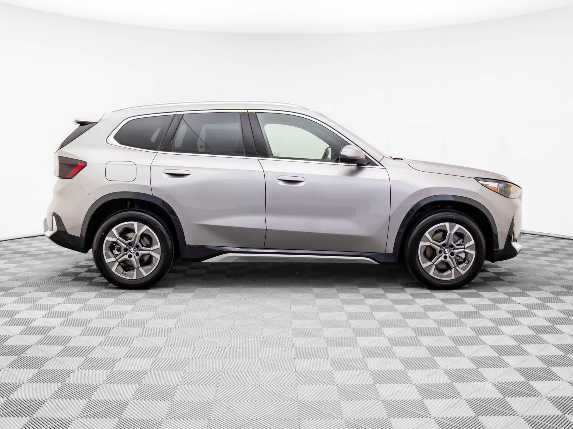 New 2026 Space Silver Metallic BMW xDrive28i image 7