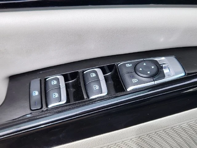 Used 2022 Black Kia EX image 26