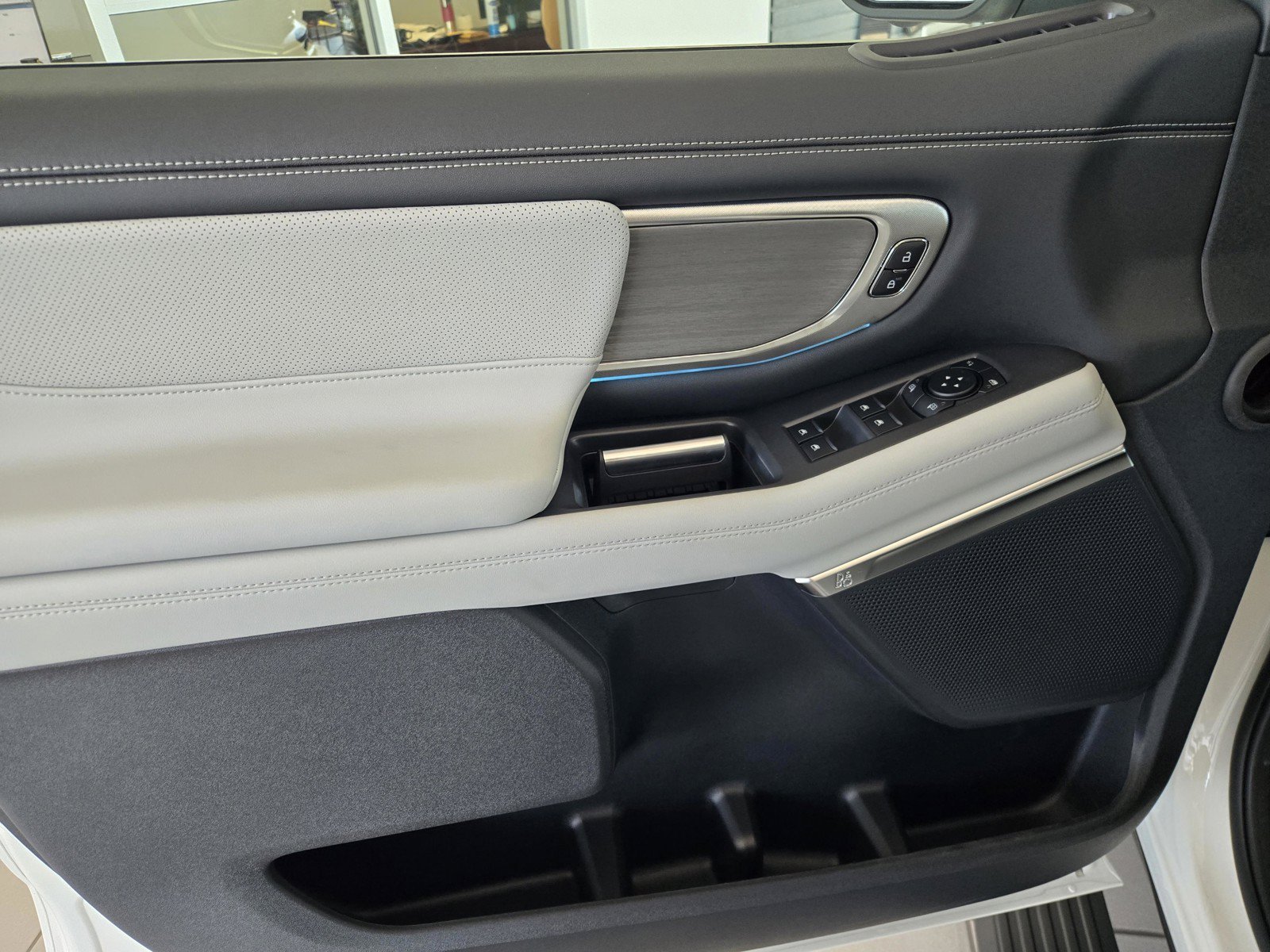 New 2027 Star White Metallic Tri-Coat Ford MAX Platinum image 9