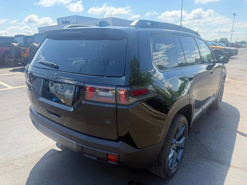 New 2026 Diamond Black Crystal Pearl-Coat Exterior Paint Jeep  image 3