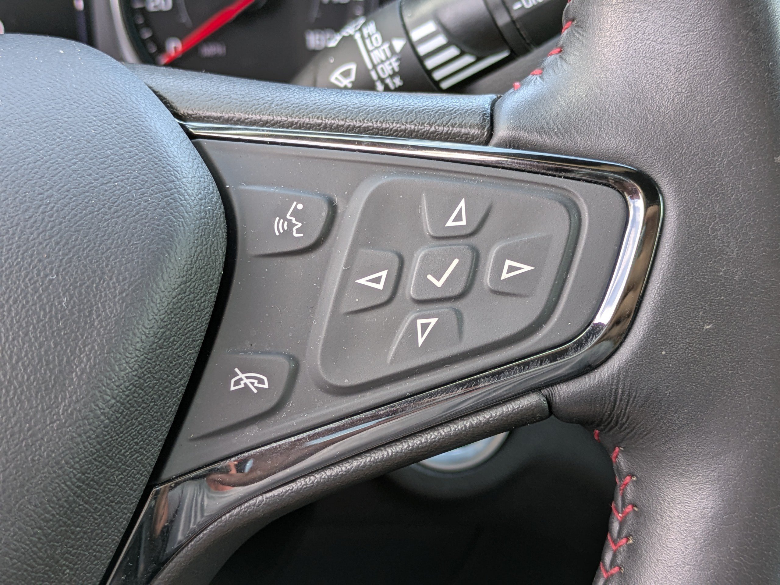Used 2022 Silver Ice Metallic Chevrolet RS image 21