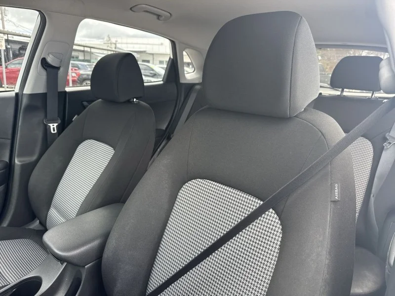 Used 2022 White Hyundai SE image 15