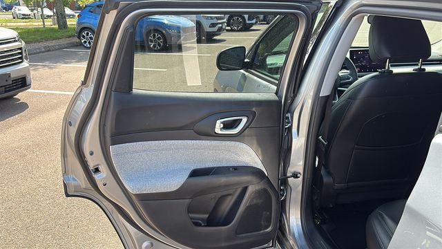 Used 2022 Silver Jeep Latitude image 20