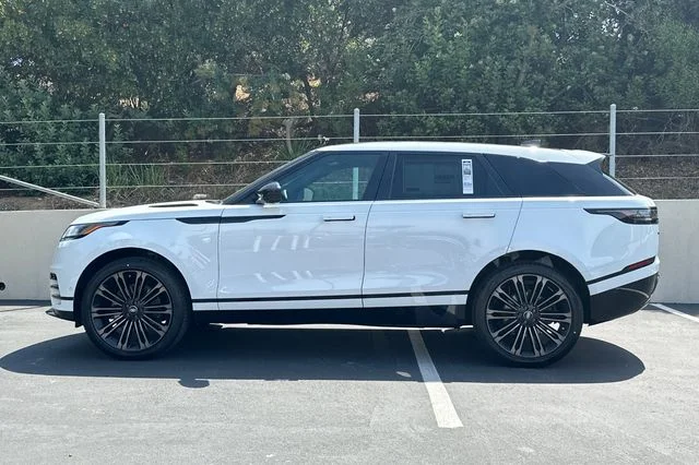 New 2026 Fuji White Land Rover Dynamic SE image 2