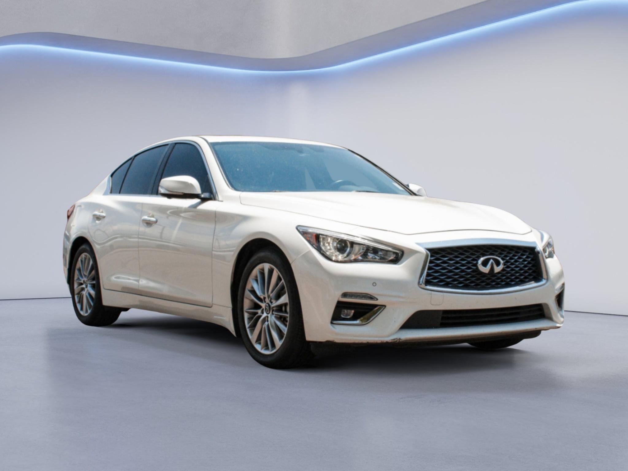 Used 2023 Majestic White INFINITI LUXE image 3