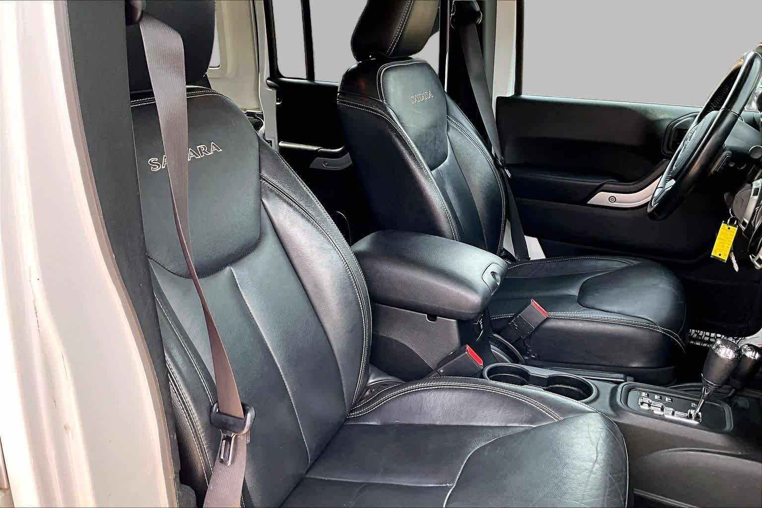 Used 2017 Bright White Clearcoat Jeep Sahara image 9