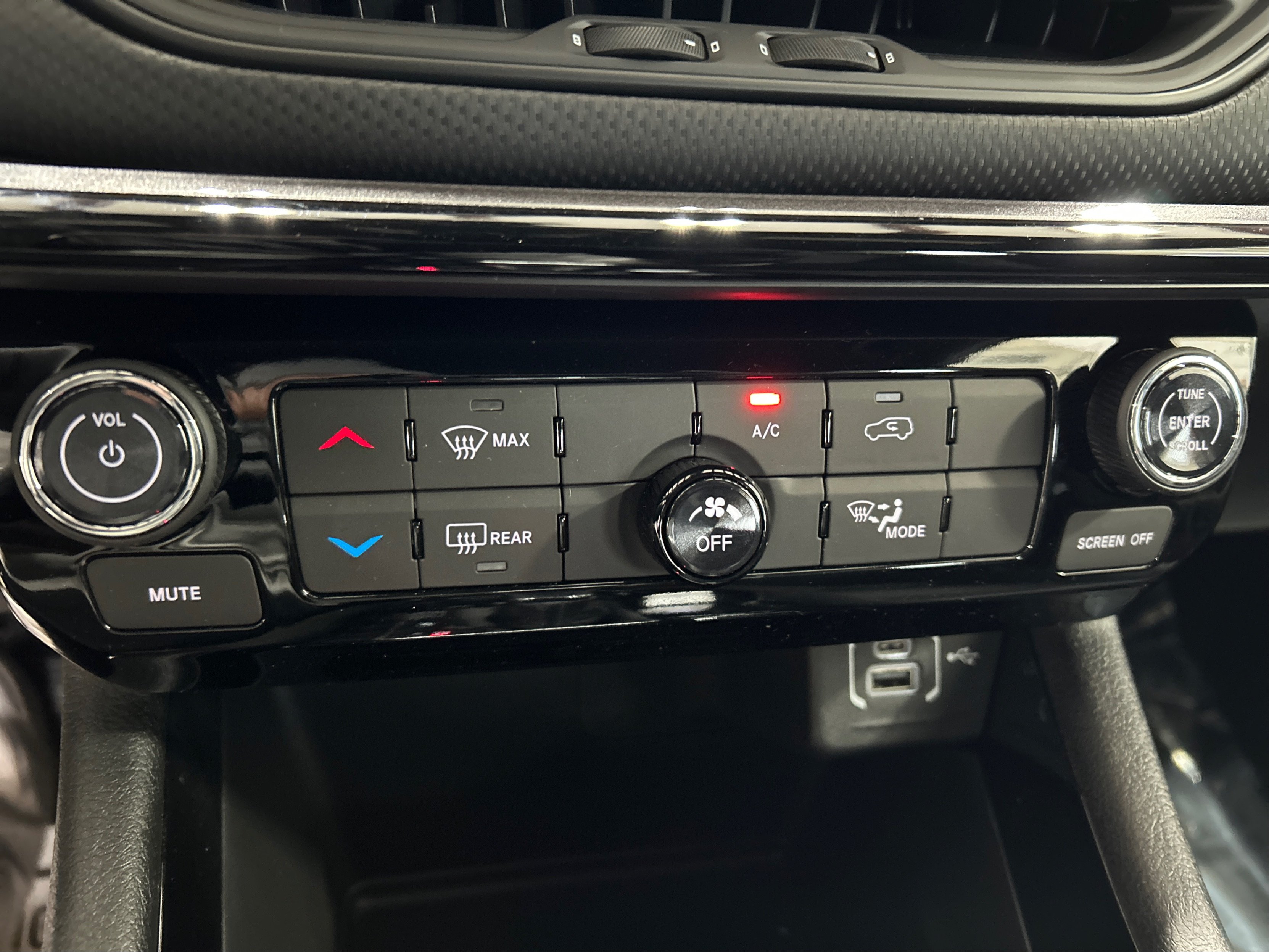 New 2026 Diamond Black Crystal Pearl-Coat Exterior Paint Jeep Latitude image 26
