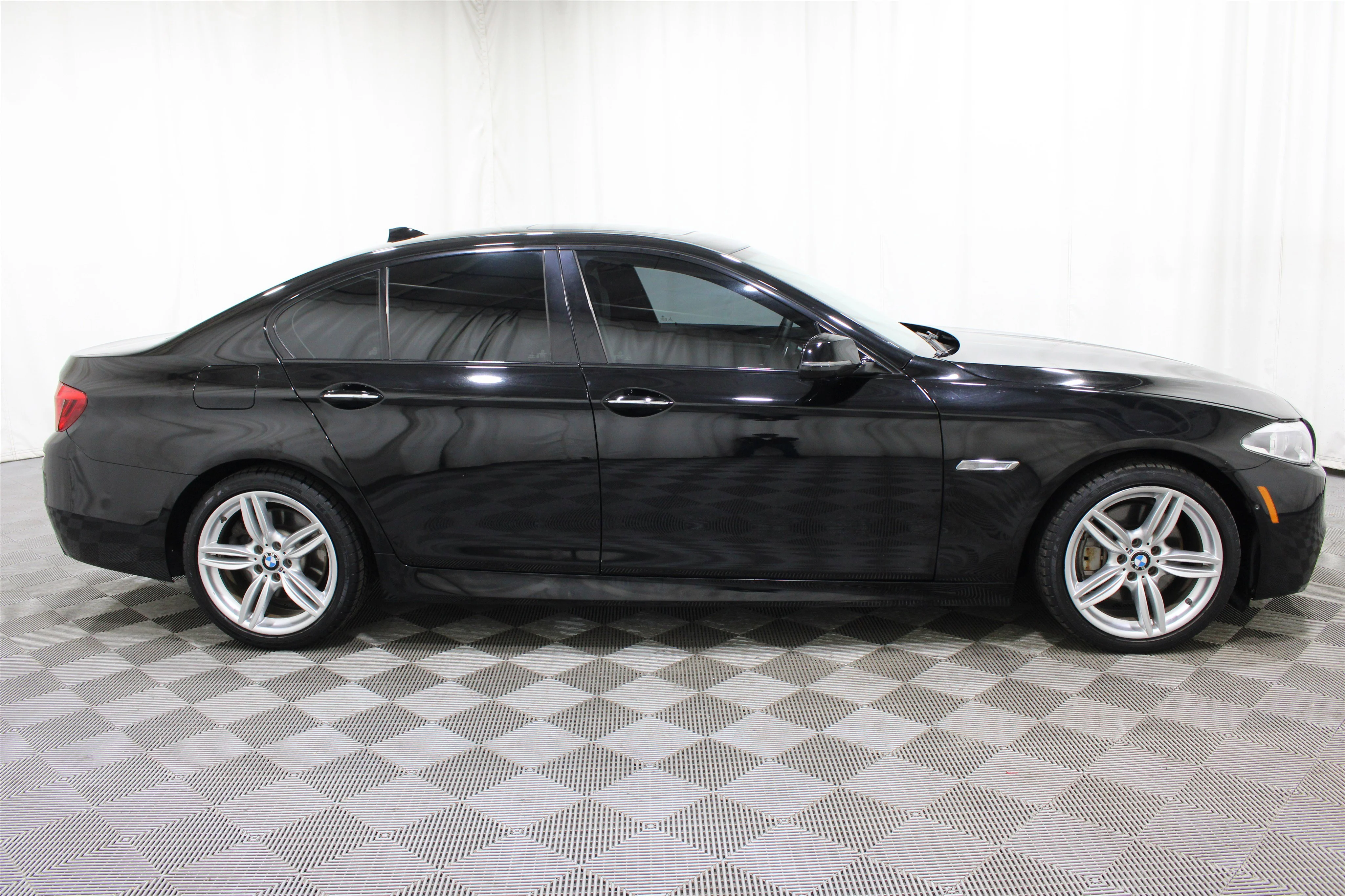2016 BMW 5 Series 550i - Photo 31