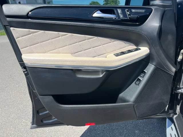 Used 2016 Obsidian Black Metallic Mercedes-Benz GL 550 image 18