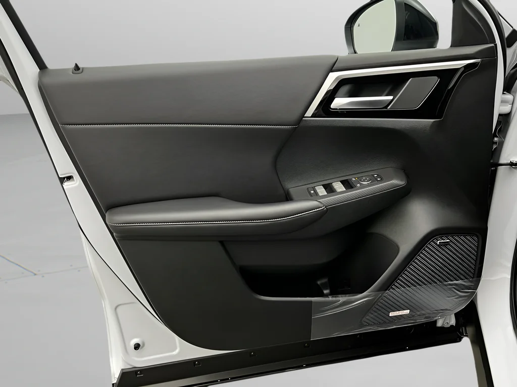 New 2026 White Diamond Mitsubishi LE image 37