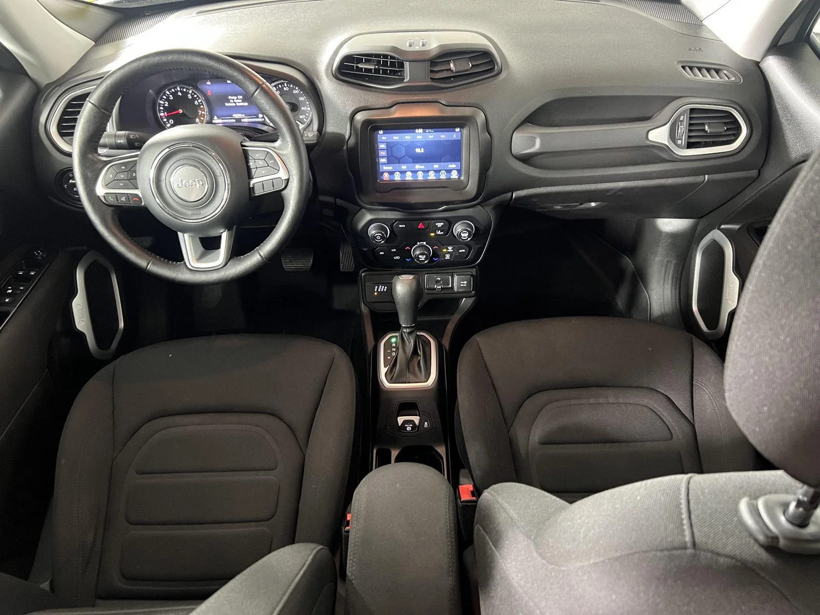 Used 2021  Jeep Latitude image 7