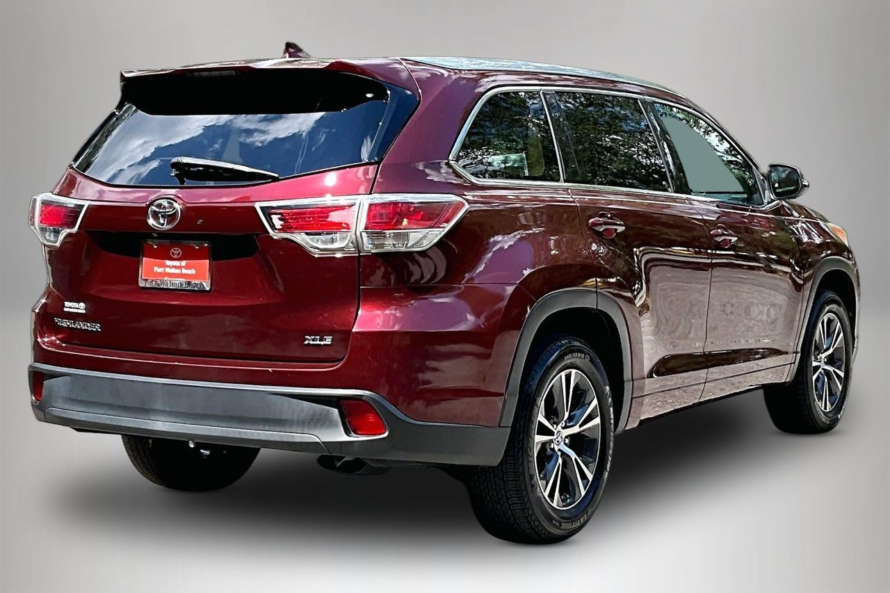 Used 2016 Red Toyota XLE V6 image 5