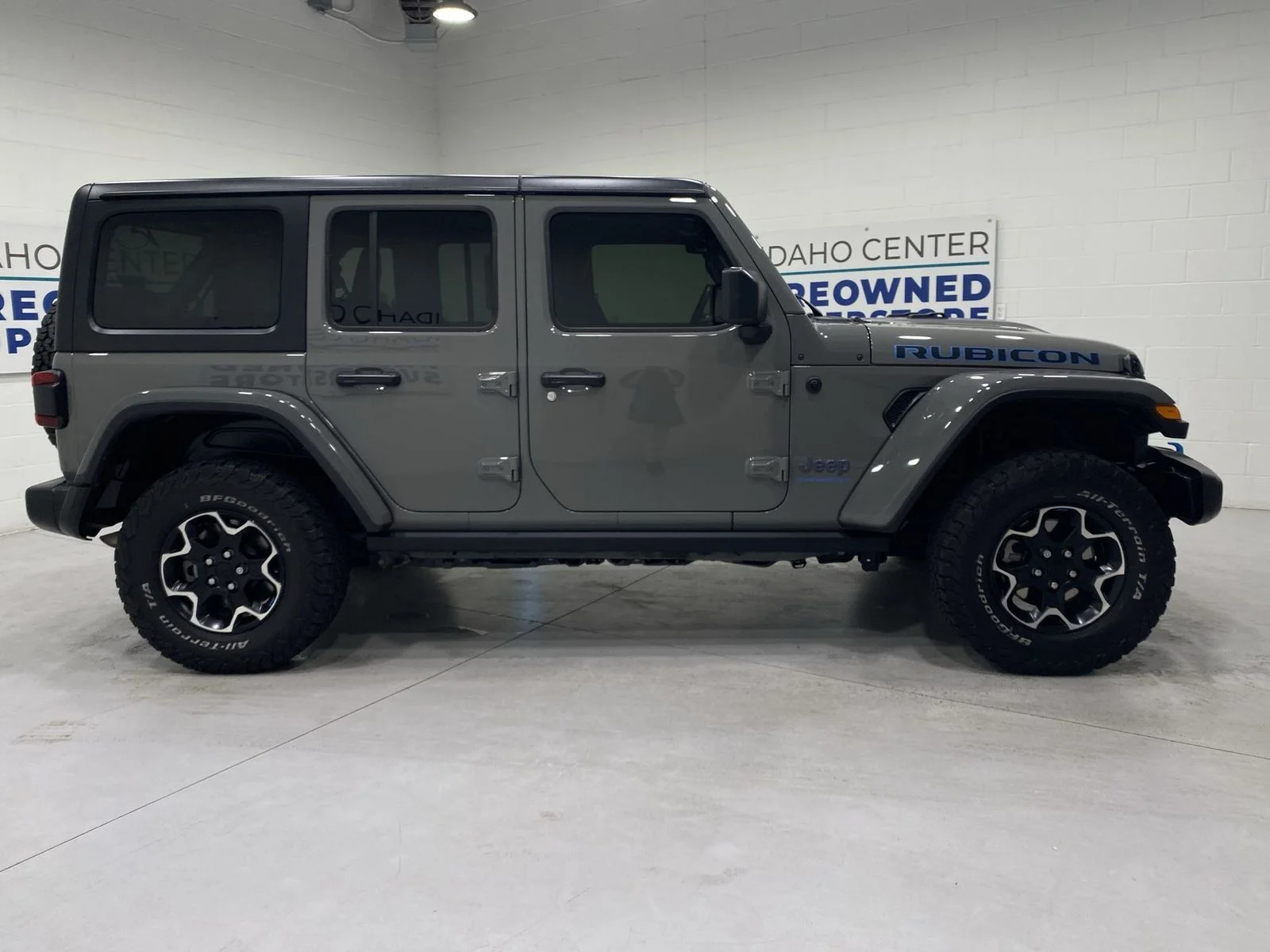 Used 2023 Gray Jeep Rubicon 4xe image 9