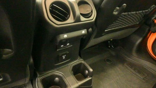 Used 2025  Jeep Rubicon image 13