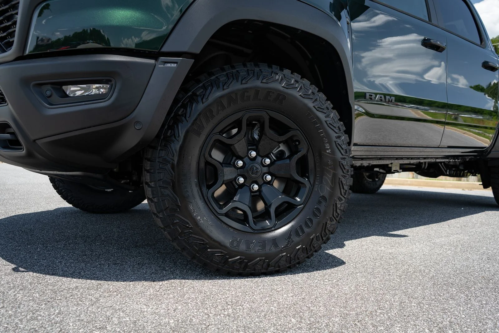 New 2026 Serrano-Green Metallic Exterior Paint RAM RHO image 7