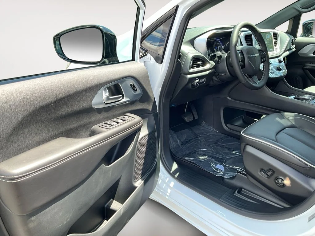 New 2026 Bright White Clearcoat Chrysler Limited image 15