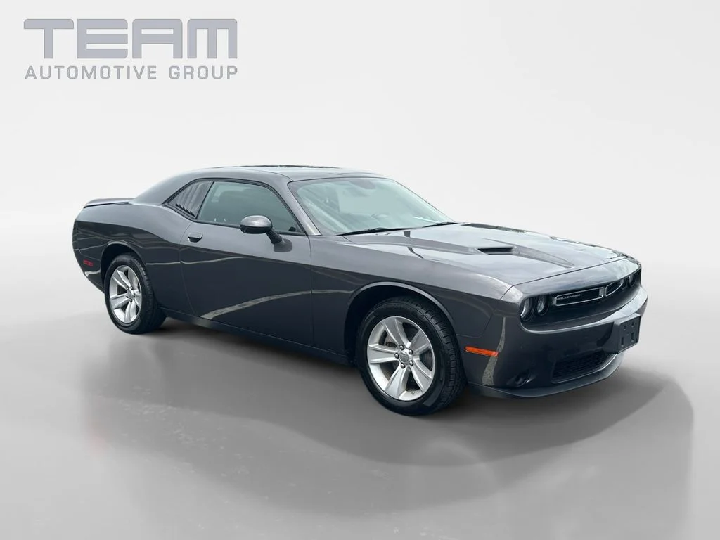 Used 2023 Gray Dodge SXT image 1
