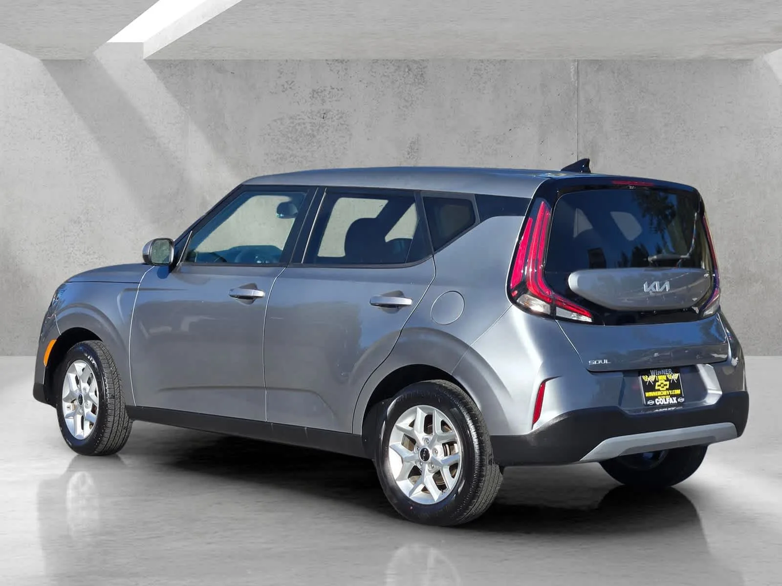 Used 2025  Kia LX image 6