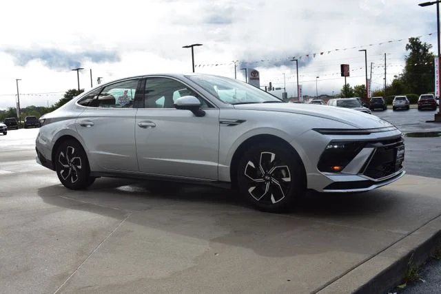 Used 2025 Silver Hyundai SEL image 4