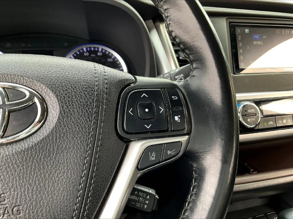 Used 2019 White Toyota XLE image 13