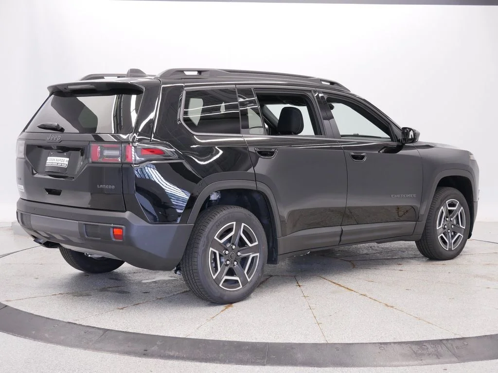 New 2026 Diamond Black Crystal Pearlcoat Jeep Laredo image 6