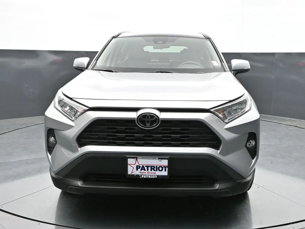 Used 2020 Silver Toyota XLE Premium image 6