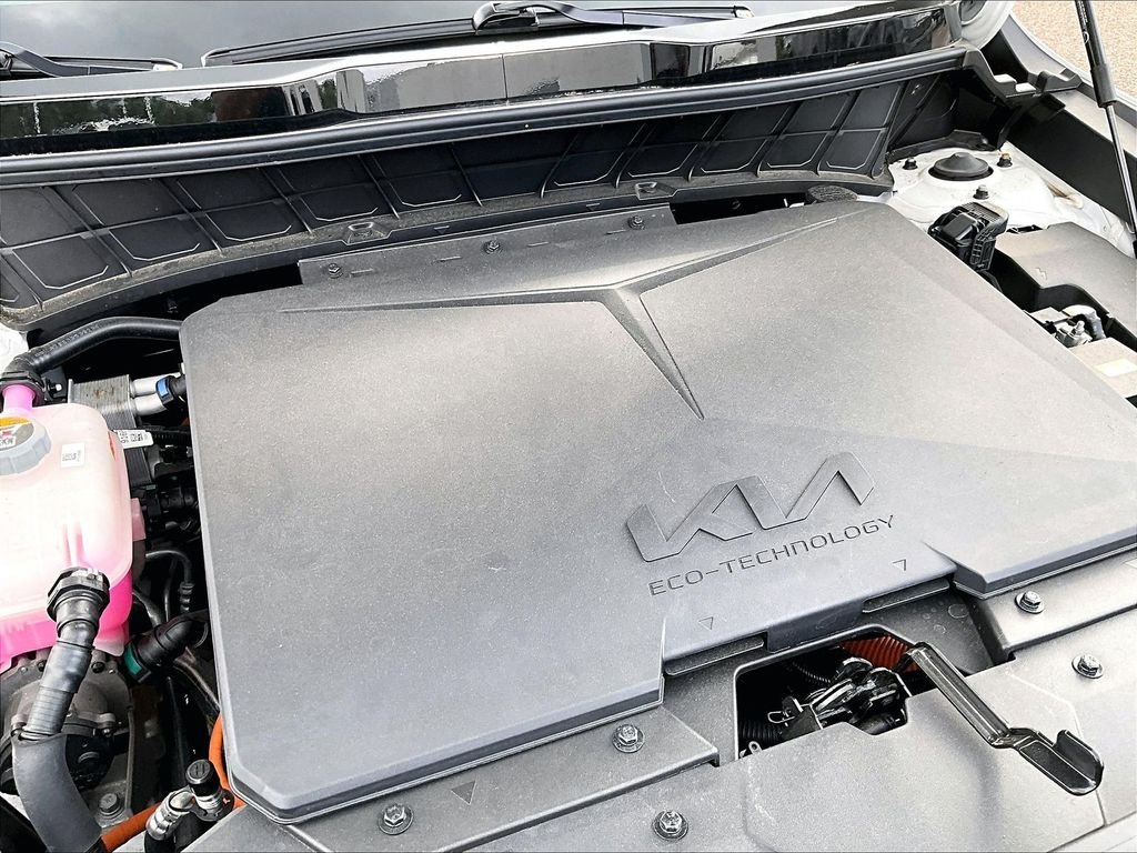 Used 2024 White Kia Wind image 33