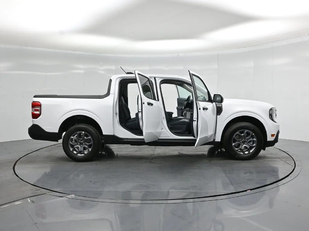 New 2026 Oxford White Ford XLT image 3
