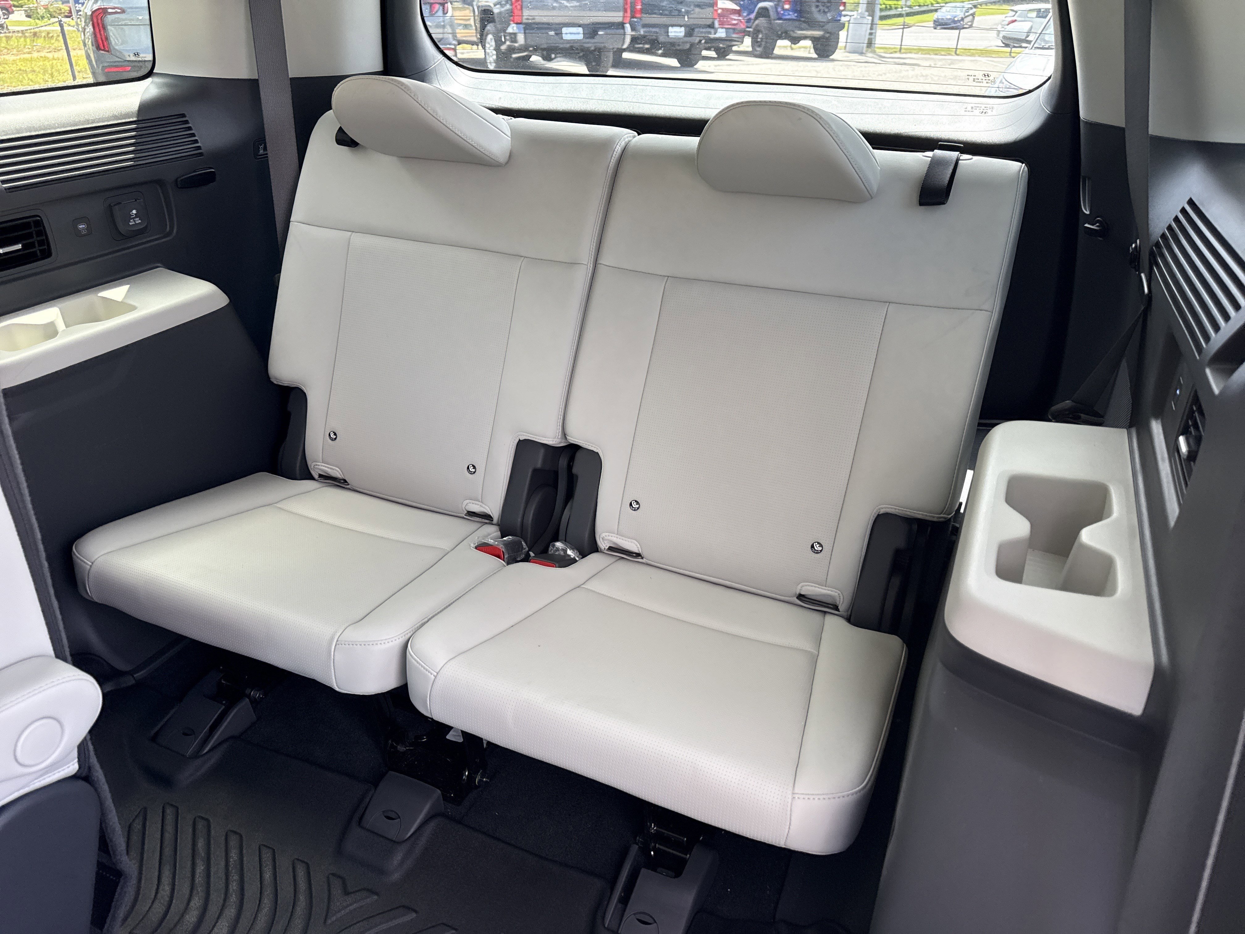 Used 2025 Serenity White Hyundai  image 17