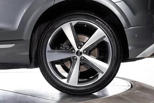 Used 2024 Daytona Gray Pearl Effect Audi 4.0T Prestige image 13