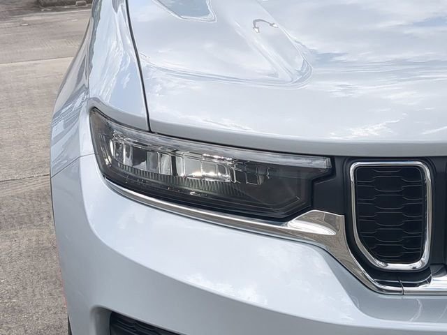 New 2026 Silver Zynith Exterior Paint Jeep Laredo X image 10