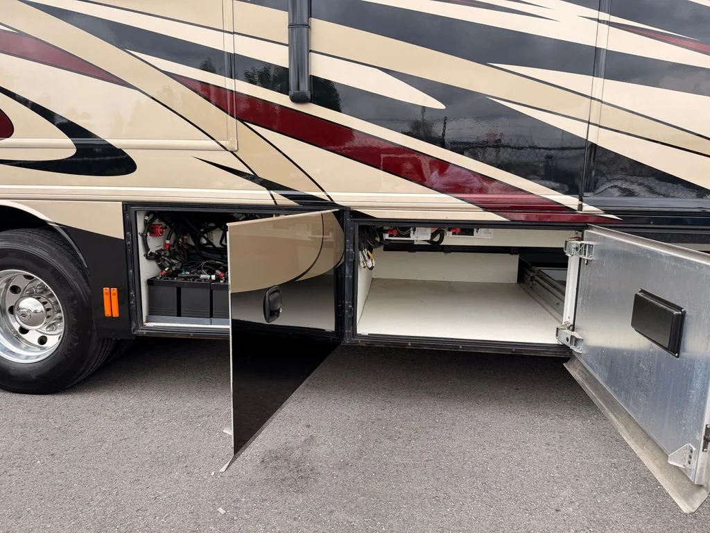 Used 2010 Black Fleetwood 42T image 31