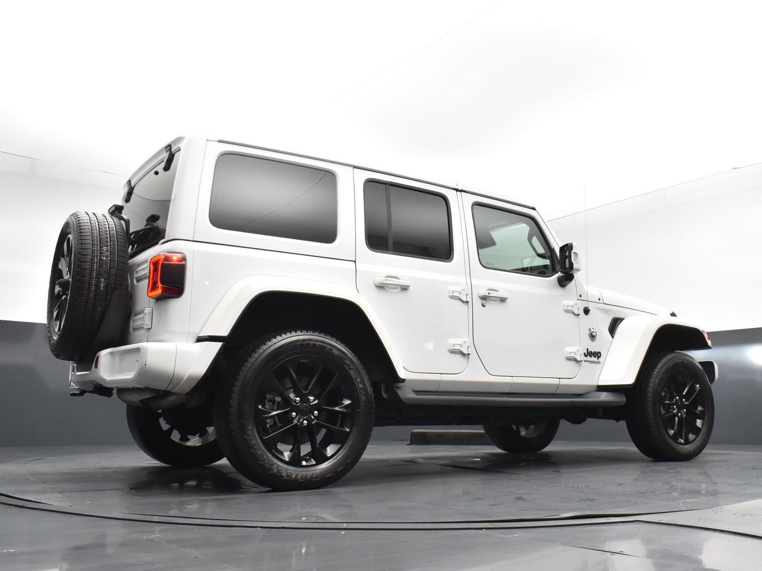 Used 2022 Bright White Clearcoat Jeep Unlimited High Altitude image 25