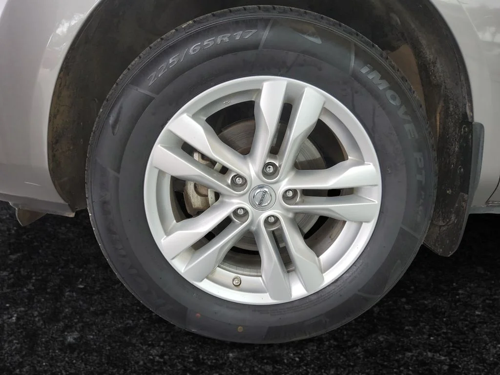 Used 2015 Gray Nissan S image 23