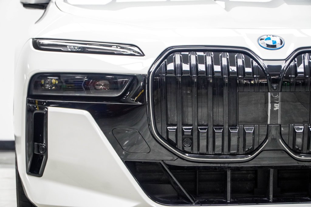 Used 2025 White BMW 750e xDrive image 17