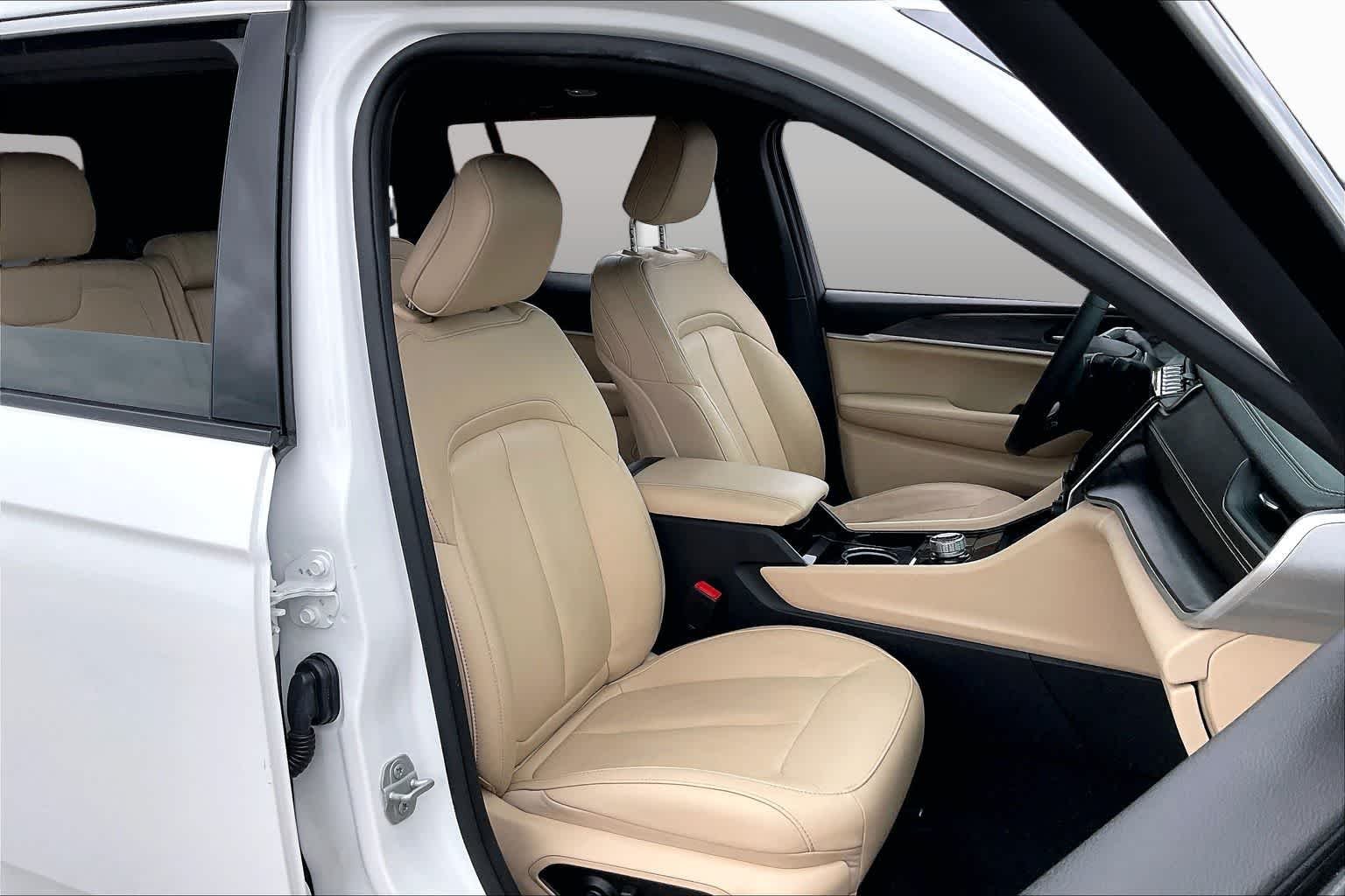 Used 2023 Bright White Clearcoat Jeep Limited image 9