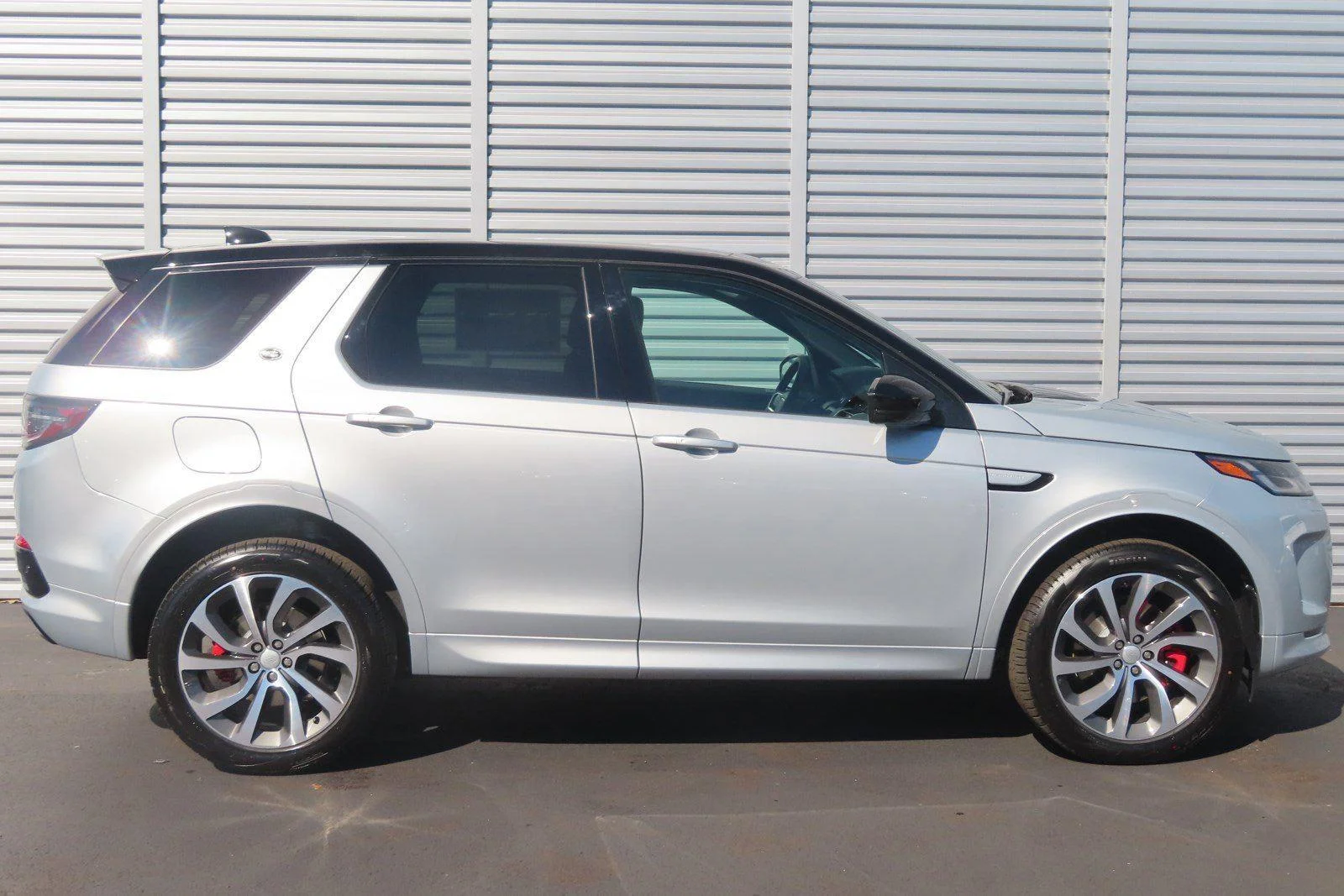 Used 2023 Hakuba Silver Metallic Land Rover SE R-Dynamic image 15