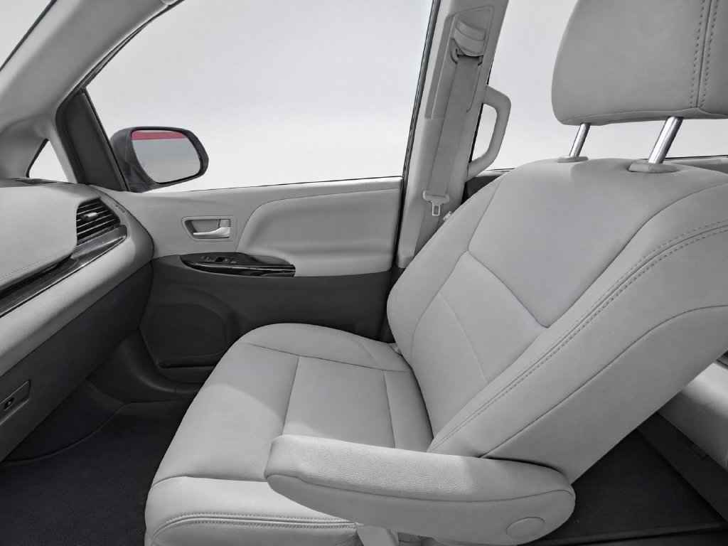 Used 2020 Beige Toyota XLE Premium image 14