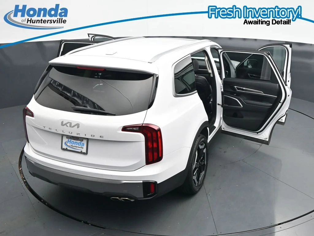 Used 2025 White Pearl Kia S image 40